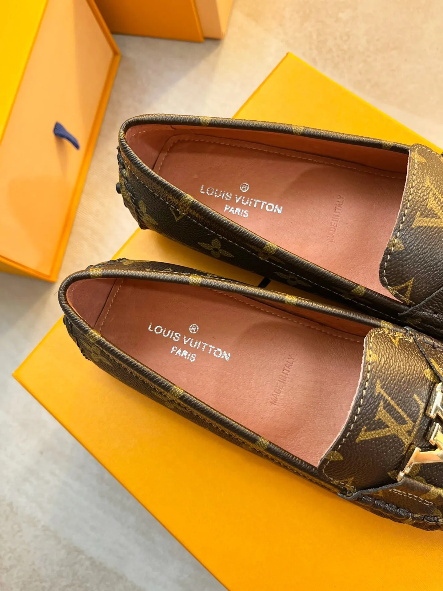 p460💰Couple model❤️🇫🇷 𝙇𝙤𝙪𝙞𝙨 𝙑𝙪𝙞𝙩𝙩𝙤𝙣 🇫🇷Louis Vuitton 2023 Classic𝓛𝓿 𝓣𝓻𝓪𝓲𝓷𝓮𝓻 Sports Series ➪➪➪¯ [Arizona Doudou Shoes Series] ▪️▪️▪️Arizona slip-on shoes are made of Monogram Eclipse canvas. Its hand-painted and dyed edges and hand-sewn uppers fully demonstrate Louis Vuitton's traditional shoemaking craftsmanship. This slip-on shoe is very lightweight. The integrated tongue and upper make it particularly comfortable and flexible. The soft outsole is equipped with rubber padding. Decorated with matching sash. Detailed features: ☑️Monogram Eclipse canvas ☑️Black Eclipse pattern ☑️Hand-painted shoe edges ☑️Hand-sewn uppers (each pair takes time to process) ☑️Integrated tongue and upper construction ☑️Outsole equipped with rubber lining ☑️size: 35_46